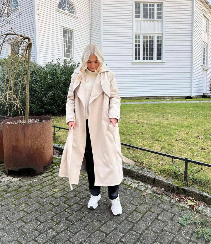 BRGN KLÆR Regndråpe Trench Coat Sand