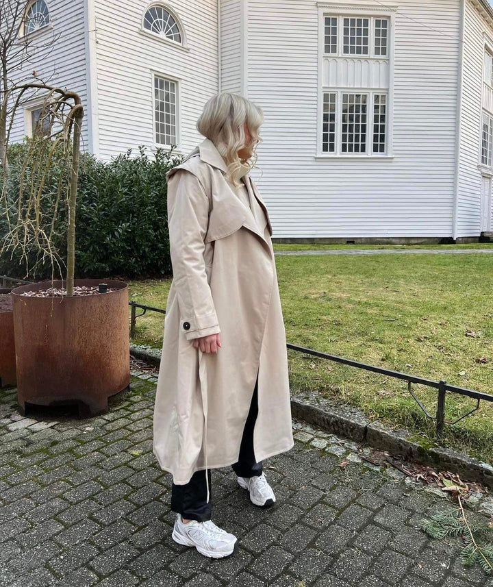 BRGN KLÆR Regndråpe Trench Coat Sand