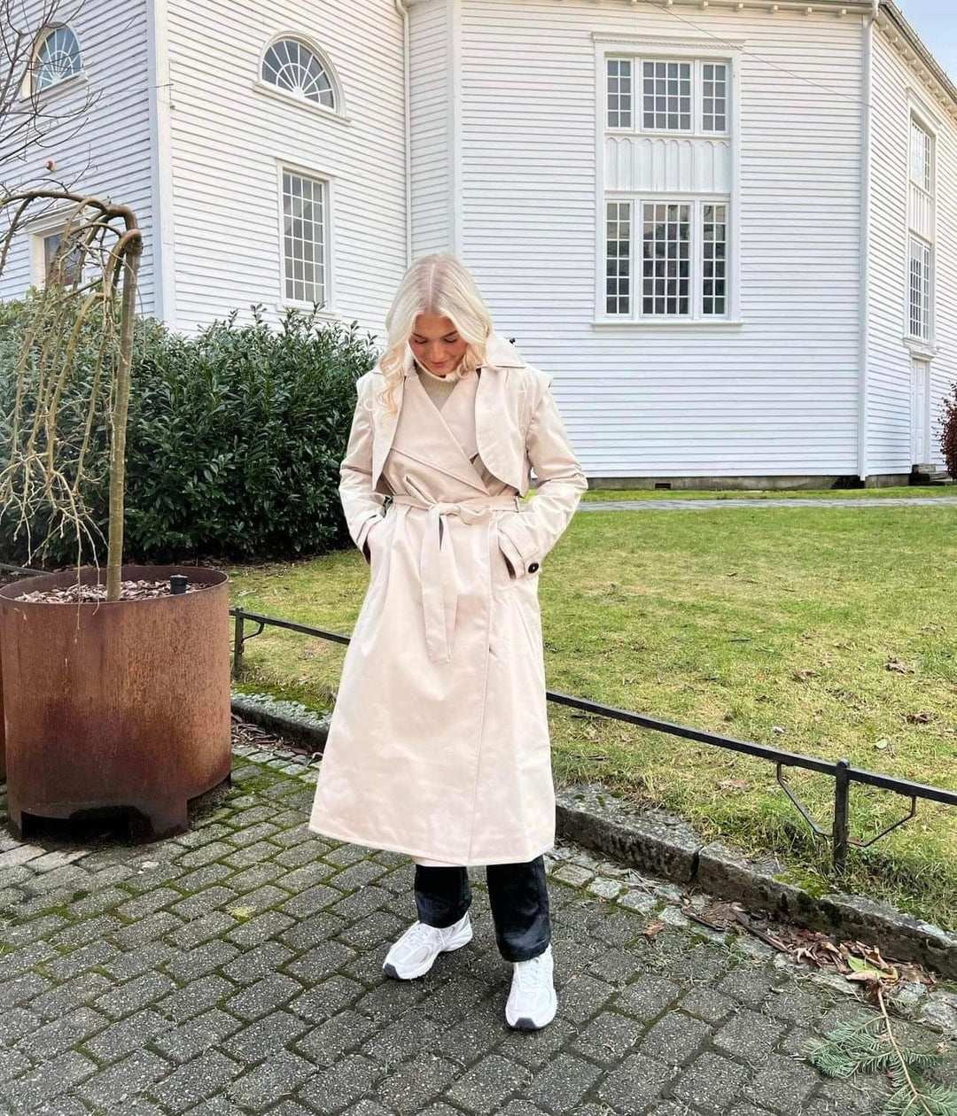 BRGN KLÆR Regndråpe Trench Coat Sand