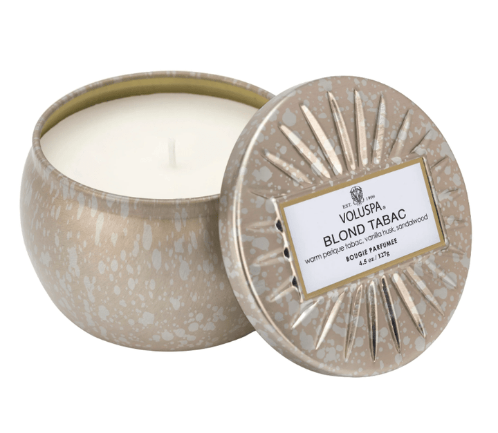 Voluspa VELVÆRE Tin Candle Blonde Tabac  25 timer