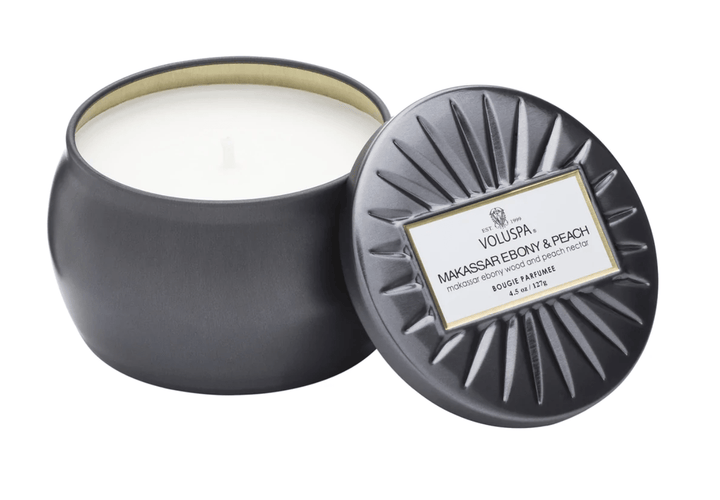 Voluspa VELVÆRE Tin Candle Ebony & Peach 25 timer